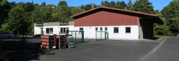 Kalthalle mit Spielhalle
