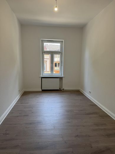 Schöne vier Zimmer Altbauwohnung – Schlafzimmer