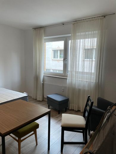 Wohnbereich mit Fensterblick