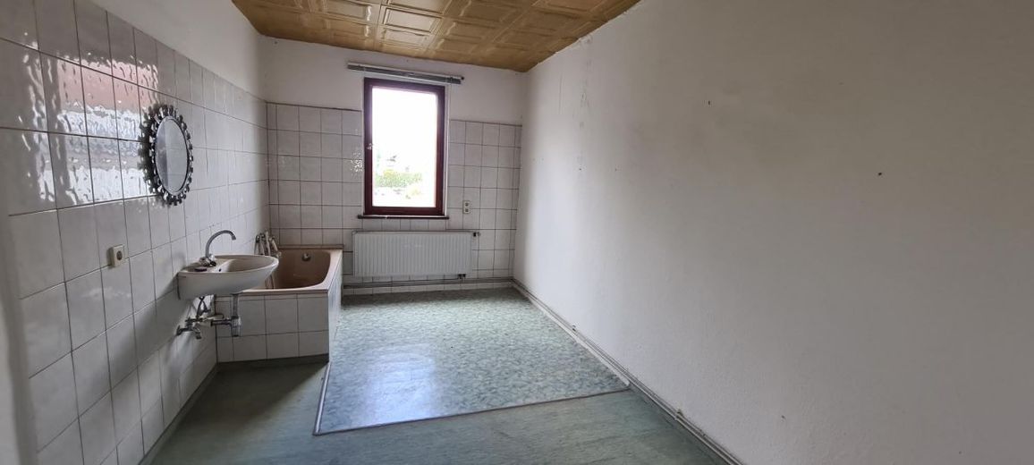 Schönes Mehrfamilienhaus-Sanierungsobjekt mit Garten, Brunnen, Stellplätzen – 20220221_115115