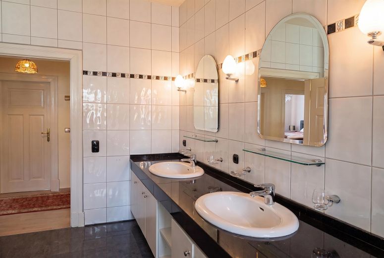 centrally located apartment in a listed historic villa – Bad mit Doppelwaschtisch