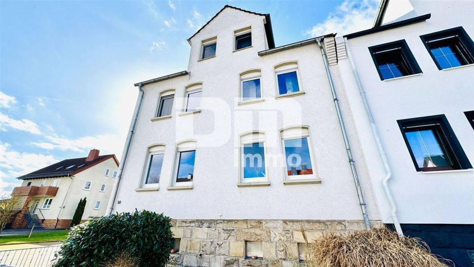 (R)eserviert!Ein- bis Zweifamilienhaus mit 2 Terrassen und Garage – Frontansicht Titel