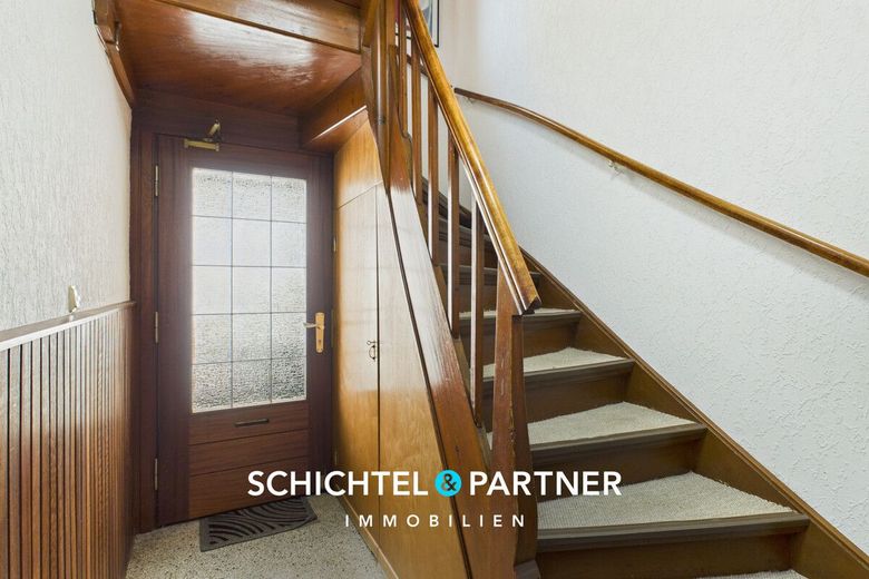 Ohlenhof | Geräumiges Dreiparteienhaus mit großem Grundstück und Gewerbe – S&amp;P | Treppenhaus