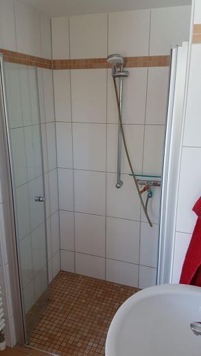 Ухоженный дом с садом рядом с Визетом сдается в аренду – Dusche im Badezimmer EG