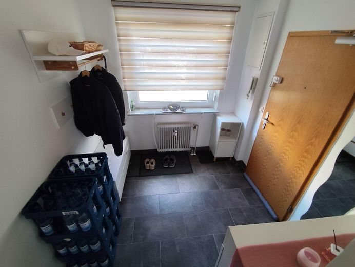 Grand appartement de 4 pièces avec balcon et place de parking en sous-sol, dans un quartier prisé de Bad Homburg – Flur Diele