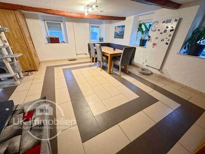 Saniert + Charmant! 1-2-Familienhaus im Hofreitenstil in MKK-Neuberg + Flexibel 5-8-Zimmer möglich! – Essbereich