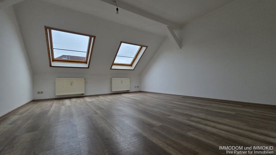 3-Zimmer-Dachgeschoss-Wohnung mit EINBAUKÜCHE in Zwickaus Nordvorstadt an KAPITALANLEGER zu verkaufen! – Wohnen