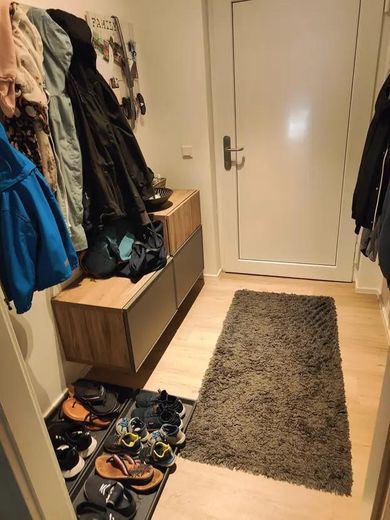 Stylowe mieszkanie na parterze z 3 pokojami, w tym miejsce parkingowe w garażu podziemnym – Flur
