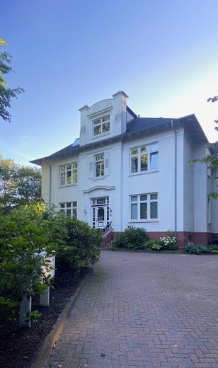 135 m² Altbauwohnung mit sonniger Dachterrasse in Aumühle – Repräsentative Villa