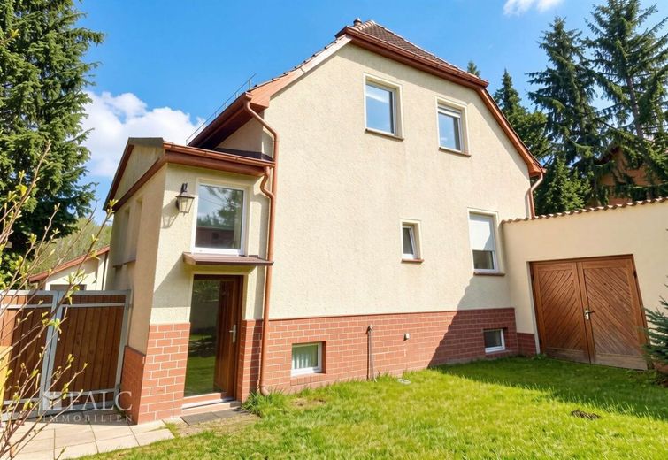 Charmantes Haus mit Sanierungspotential auf großem Grundstück – Außenansicht
