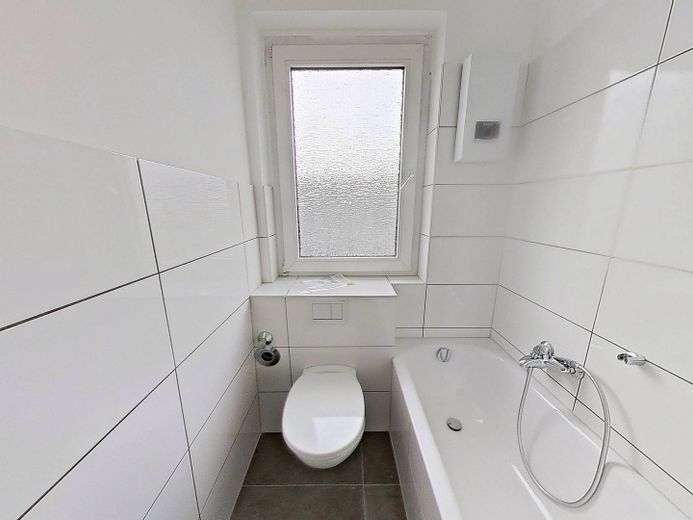 Bielefeld-Ummeln'de BALKONLU ve küvetli banyoya sahip şirin 2 odalı çatı katı dairesi – Ansicht I: Bad