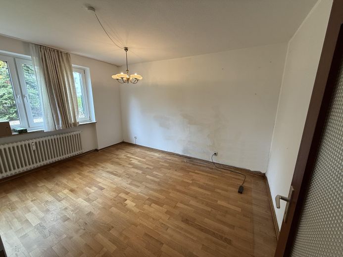 Investissement immobilier à Hambourg-Hummelsbüttel | Appartement loué de 2,5 pièces avec contrat de location indexé – Wohnzimmer
