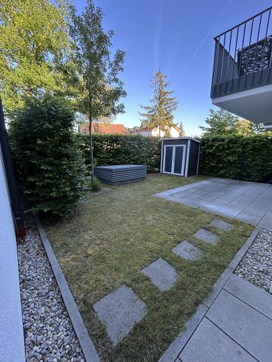 Großer Garten mit Gartenhaus