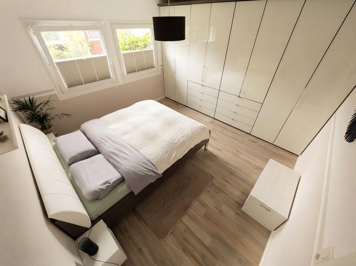 Bungalow mit mitoyenneté rénové sur le plan énergétique (A+) avec patio-jardin privé et vue dégagée sur la verdure – Schlafzimmer