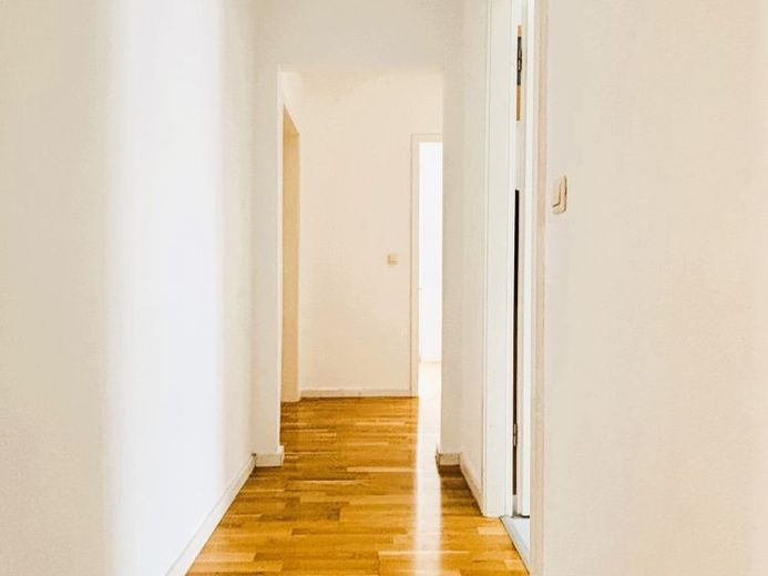 Ihre Gelegenheit in Saarbrücken - gut aufgeteilte Wohnung mit Balkon, EBK, Aufzug, PKW-Stellplatz – Foto 1