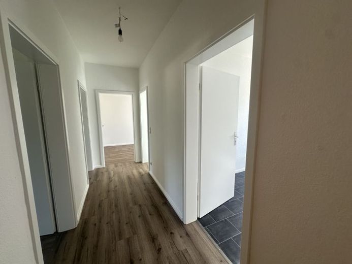 Appartement 3 pièces entièrement rénové avec balcon et baignoire à Untermhaus ! – Photo 1