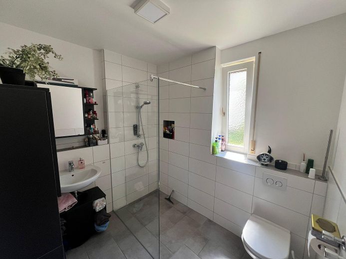 3-Zi.-EG-Wohnung Horkheim – Terrasse & 2 Tiefgaragestellpläte, ggf Friseurladen – Bad
