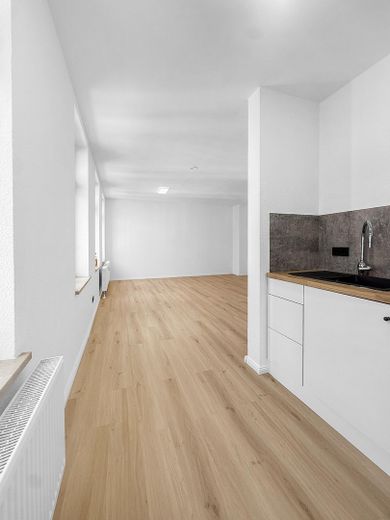 Prima occupazione dopo la ristrutturazione: appartamento luminoso con dotazioni moderne – Blick ins Wohn-und Schlafzimme