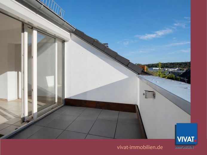 Wohnen mit Weitblick! Gut geschnittene 2,5 Zimmer-DG-Wohnung m. Dachterrasse, Carport, EBK, Gäste-WC – Foto 1