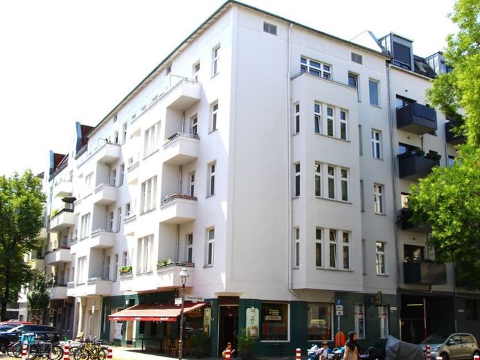Metro proprio dietro l’angolo:
tranquillo appartamento nel corpo giardino con balcone – ideale per single, pendolari e investitori – Foto 1