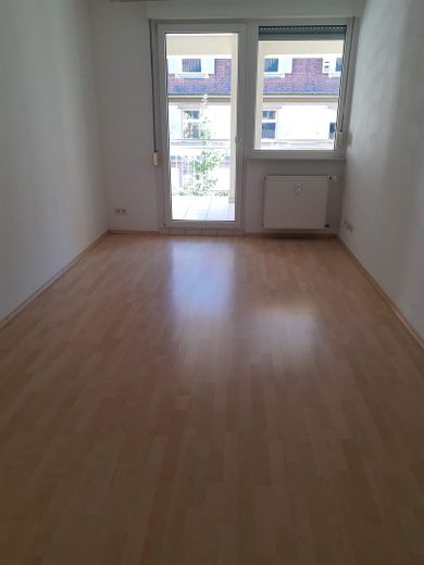 2 Zimmerwohnung in Stadtmitte, mit Loggiabalkon, Aufzug, Einbauküche, neu zu vermieten – Schlafzimmer