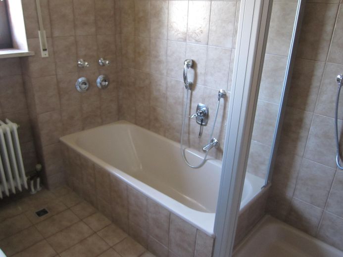 Toplage - Ingolstadt - "Altes Westviertel" 2 ZKB mit Balkon und Garage – Badewanne