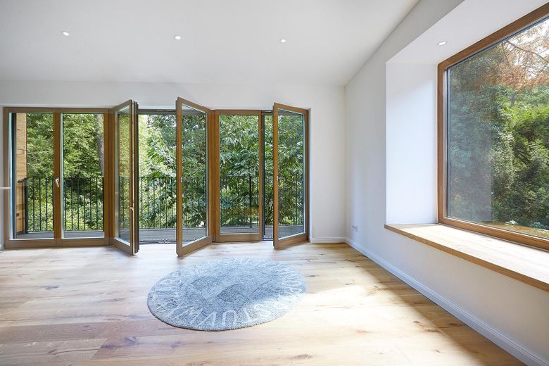 Ampliada en 2026: casa familiar de 298 m² en una parcela de 1.786 m² en Hamburg-Rissen | sin comisión – Neuer Raum mit Balkon