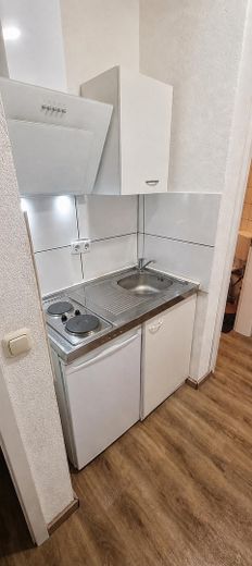 Uni-nahes 1-Zimmer-Apartment | inkl. Stellplatz | ab 15.10. – Kochnische