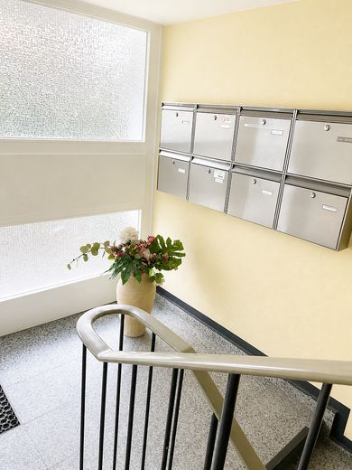 Freie DG-Whg. mit Traumgartenblick in privater Wohnanlage – Hauseingang innen 