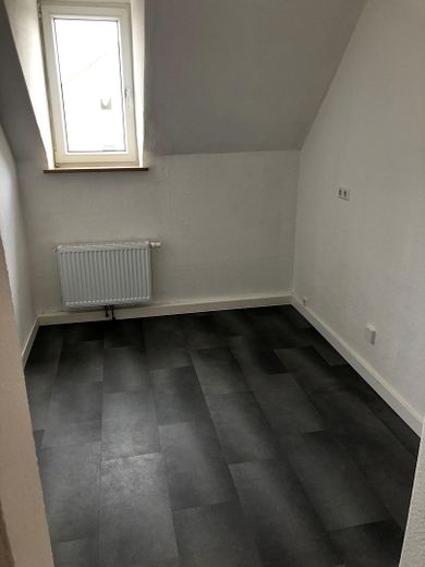 Işıkla dolup taşan 3 odalı daire, balkon ve modern banyo ile – Küche 
