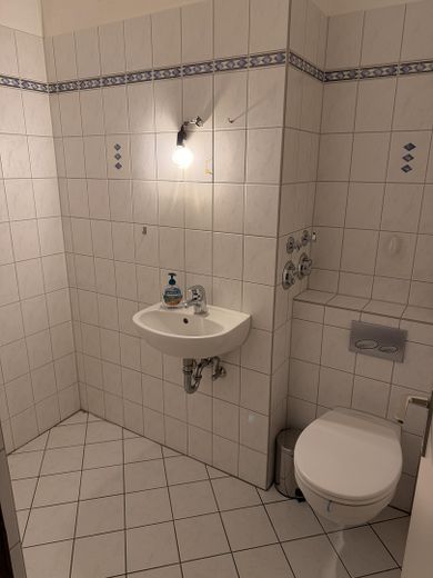 Beaucoup d’espace pour vos idées : 4 pièces avec loggia exposée ouest – sans commission à Hummelsbüttel – Gäste-WC