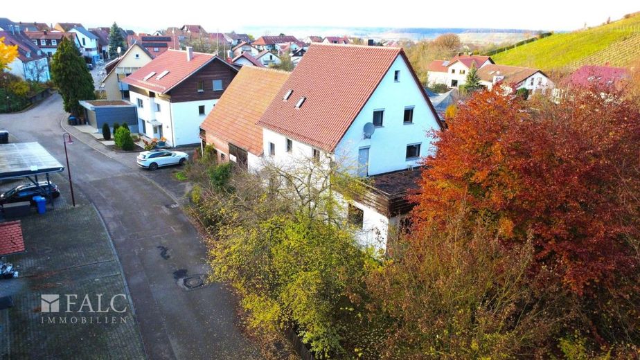 Viel Fläche, noch mehr Möglichkeiten! 3-Stöckiges Landhaus mit XXL Scheune - FALC Immobilien – Was für ein Prachtstück!