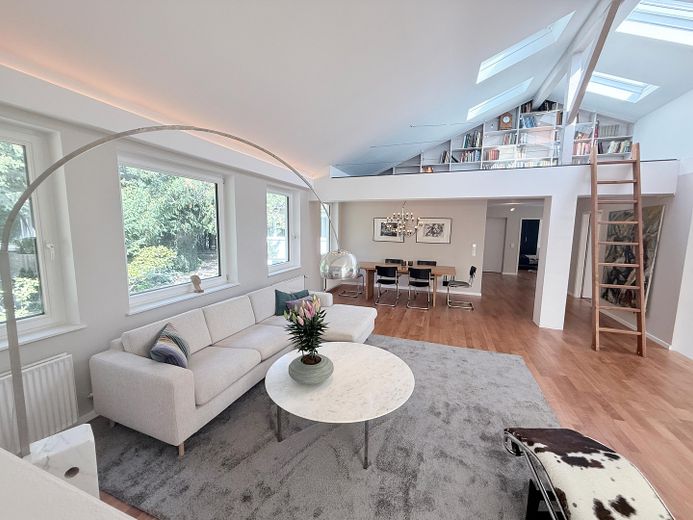 Exklusive möblierte Doppelhaushälfte mit 175 m², großem Privatgarten und Loftcharakter in Gräfelfing – Wohnzimmer