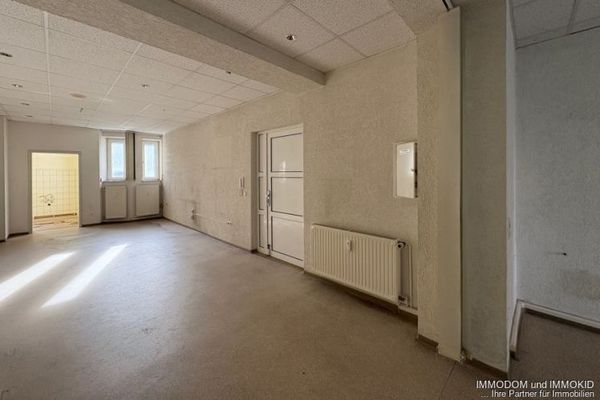Vielseitige Büro- oder Praxiseinheit (ehem. Physiotherapie) preiswert zu vermieten!
