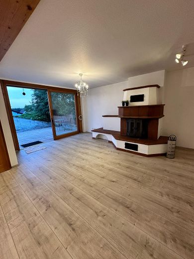 Wohnzimmer mit Kamin/ Terrasse