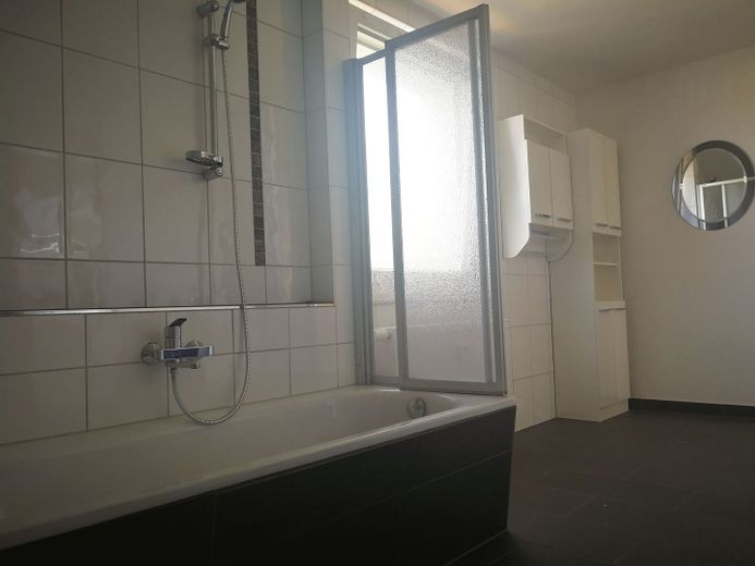 Modernes Zweifamilienhaus in Bredenbeck – Badezimmer Einliegerwohnung