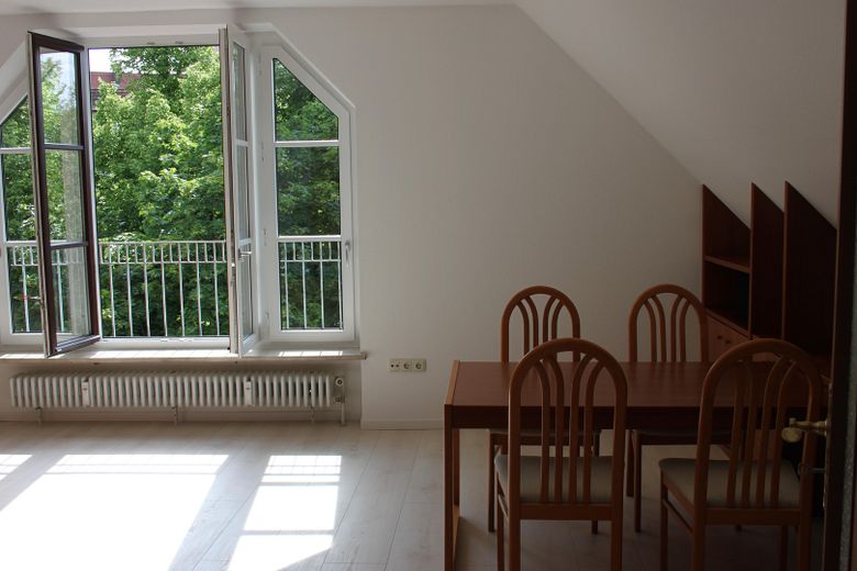 geräumiges Wohnzimmer 