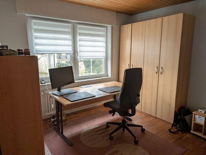 Özel: Urmitz'de ikiz evin yarısı, 7 oda, 2 banyo, garaj, bahçe – Büro
