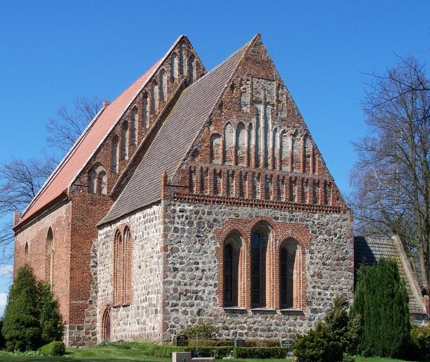 Idyllisches Zweifamilienhaus vor den Toren Stralsunds mit traumhaft großem Garten – Vorland Kirche