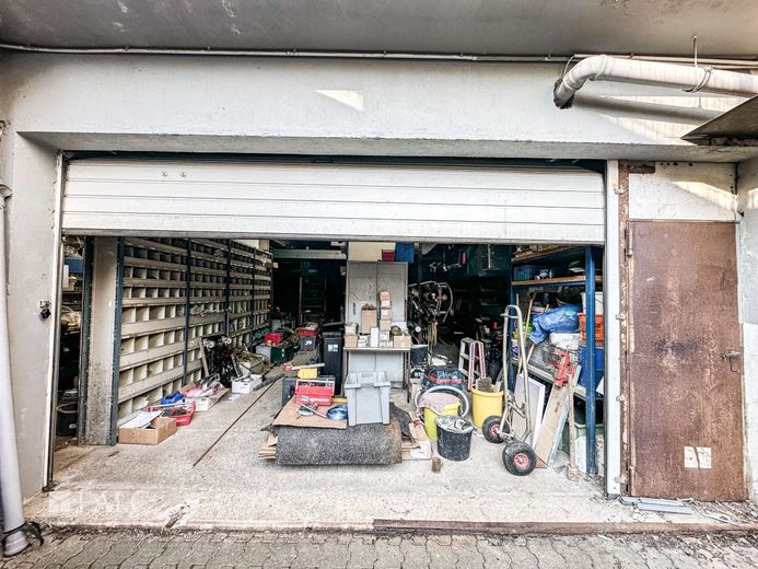 Lukratives Dreiergespann - Gewerbefläche mit Zahnarztpraxis und Wohnung – Rolltor Lagerhalle