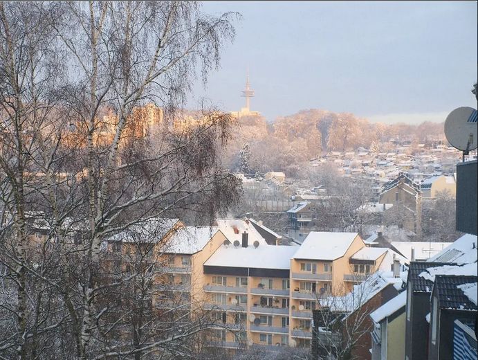 Apartment mit Aussicht chic möbliert 35qm Elberfeld Nähe Rathaus, St. Josef, Bayer + Nordbahntrasse – Ausblick im Winter Wohnraum