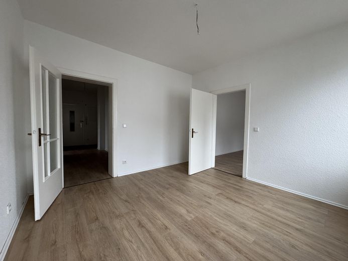 Frisch renovierte 3-Zimmer-Wohnung mit Balkon, frei ab sofort – Zimmer 2, Blick in Raum