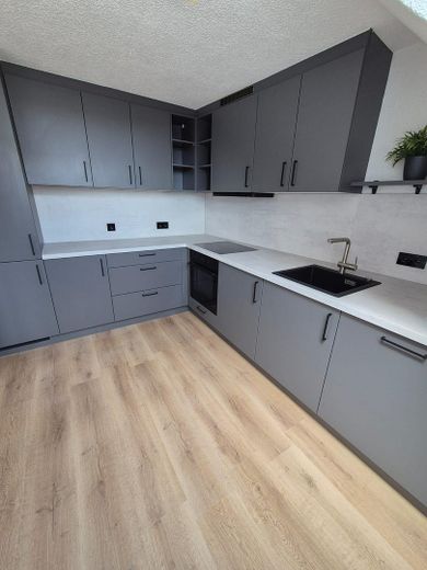 Frisch renovierte 5-Zi.-DG-Wohnung | Balkon | EBK | 85 m² | Schwäbische Alb | provisionsfrei – Küche