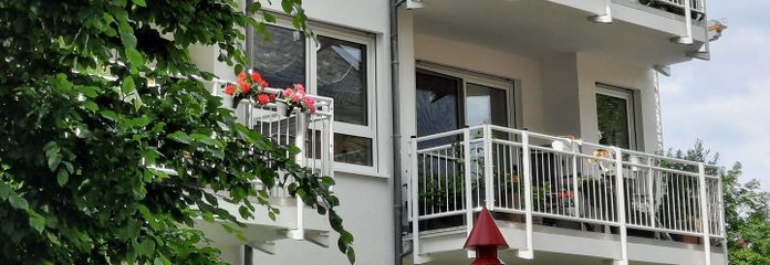 Twoja topowa inwestycja w 2 mieszkania w centrum z 5% stopą zwrotu ☀️ słoneczne balkony, cicha okolica, bardzo zadbane + winda – Großer sonniger Balkon 🌞