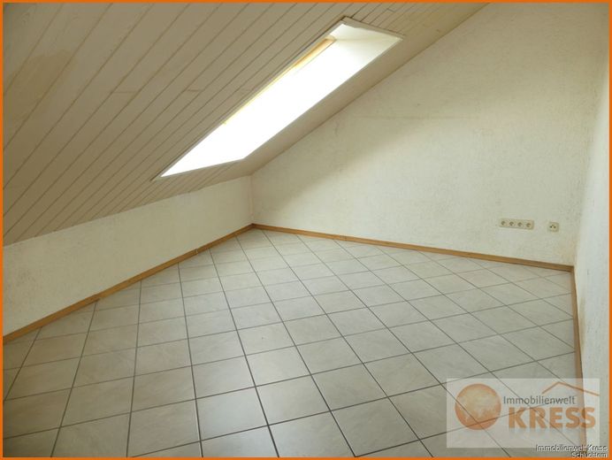 Moderne und gepflegte 4-Zimmer Wohnung in ruhiger Lage, Flieden-Oberstork m. Balkon im Dachgeschoss – Bild 11