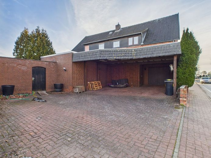 Altes Haus voller Leben, mit Geschichte und Rendite – Carport / Garagenzufahrt
