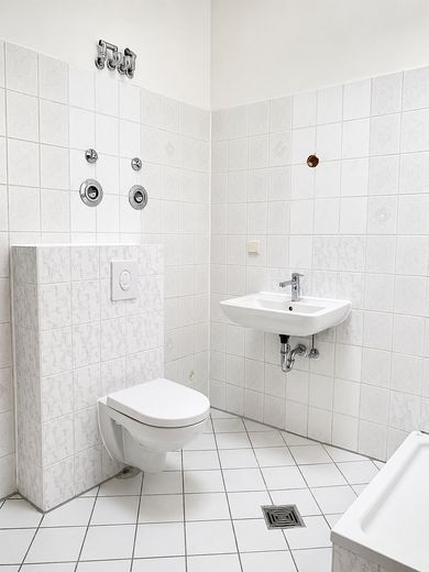 Helle 3-Zimmer-Altbauwohnung mit Einbauküche & Dachterrasse – nur 100 m zur U-/S-Bahn Neukölln – Badezimmer