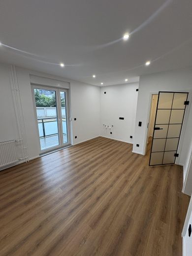 Primera ocupación de un apartamento de 2 habitaciones tras una reforma de alta calidad – Wohn-/Essbereich, Küche