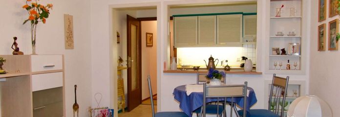 Einfach Mehr: Gepflegte Nichtraucher-2-Zimmer-Wohnung, möbiliert, TG, Aufzug, Süd-Loggia-Balkon. – Kochen, Essen, Wohnen