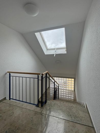 3 Zimmer Dachgeschosswohnung mit Sonnenterrasse und Balkon – Treppenhaus